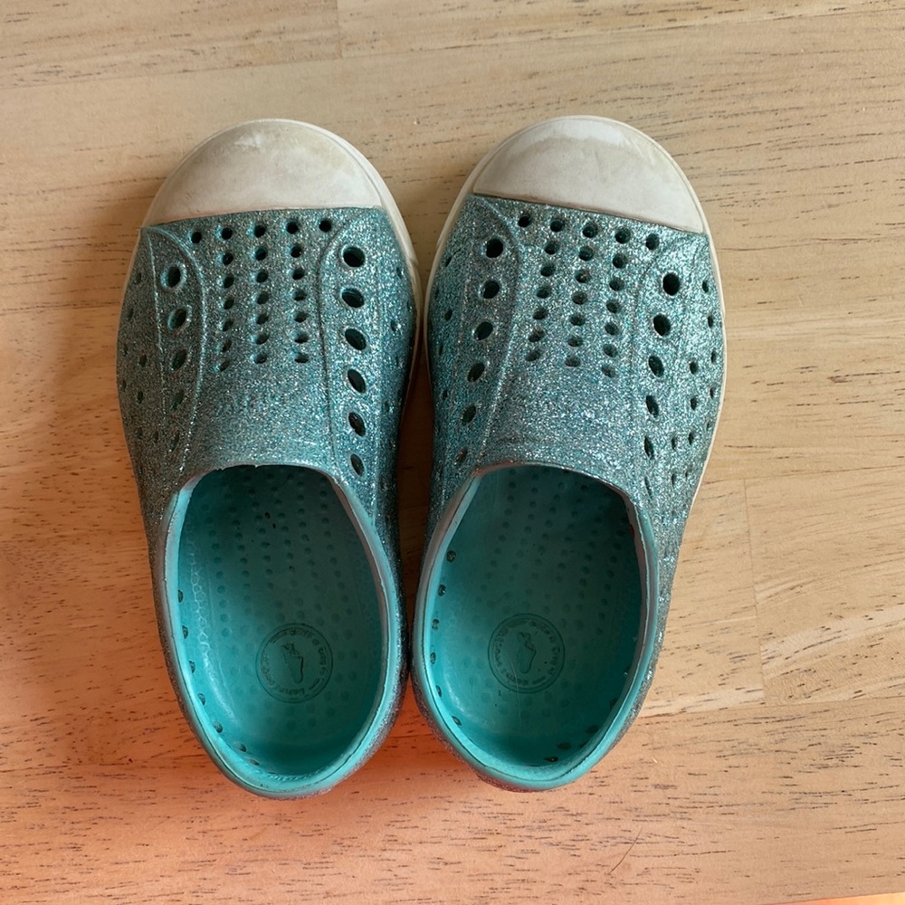 Blue glittery natives, C6